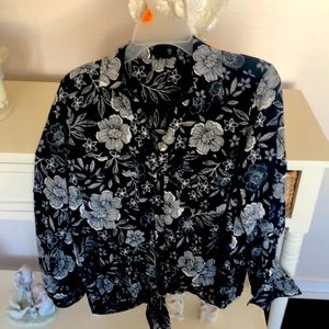 Comfortable button up blouse. Jones of New York